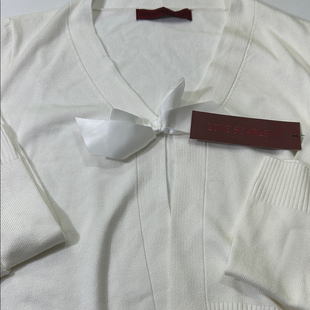 Elegant Women's V-Neck Sweater in Cream - Picture 10 of 16